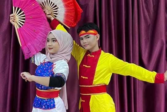 Malaysia Arts School of Sabah performing traditional Malaysian dance